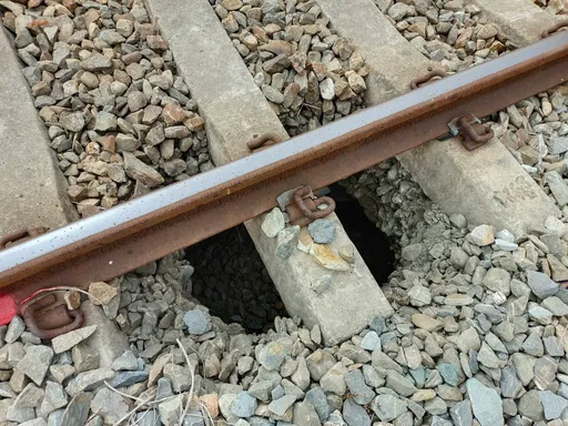 傳中油施工不慎!台中港支線軌道驚見大洞 台鐵:已灌漿回填