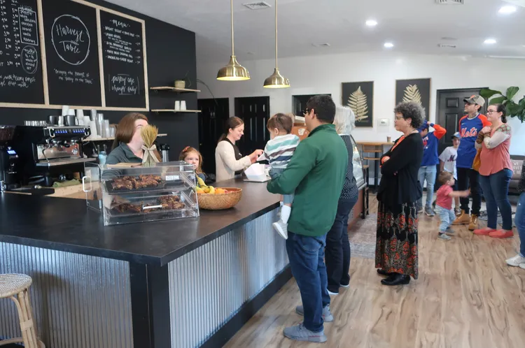 美國1月零售銷售額大增；圖為維吉尼亞州一間餐廳。美聯社