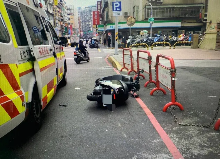 騎士摔車後送醫不治。翻攝畫面
