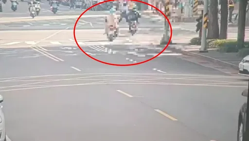 北市男過馬路突折返　騎士閃不過！摔車撞變電箱枉死