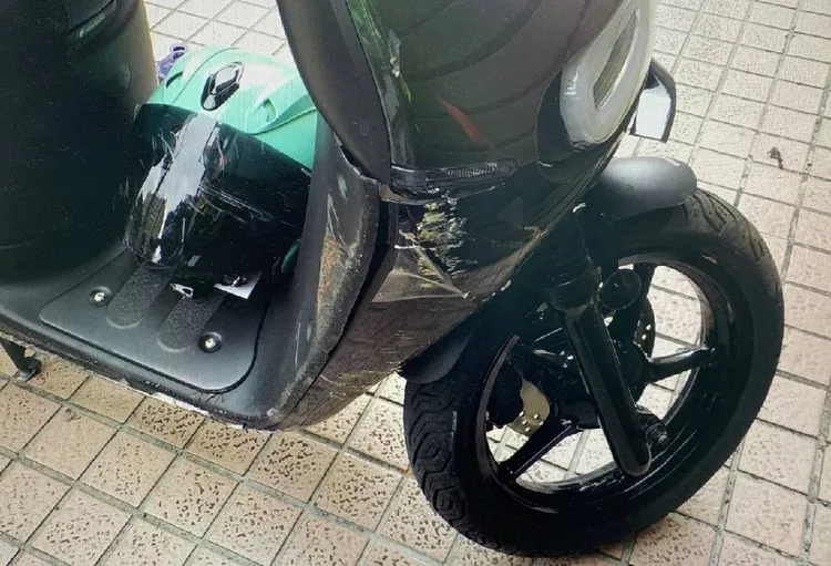 機車上留下擦痕。翻攝畫面