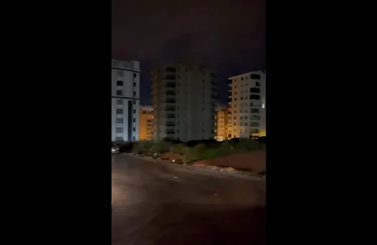 當地人都已經不敢住在家中，入夜後房屋一片黑暗。邱小姐提供