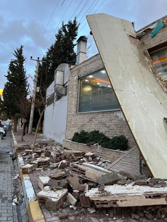 街道上還有一堆斷垣殘壁等著收拾。邱小姐提供