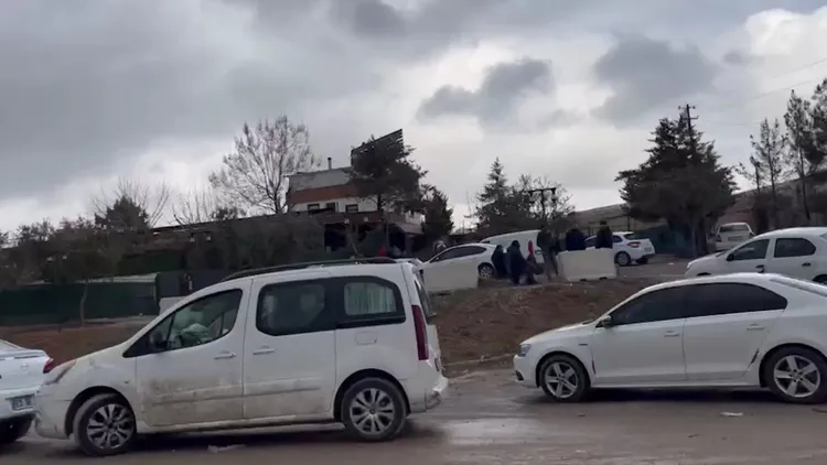 當地人紛紛住到車上，不敢回家。邱小姐提供