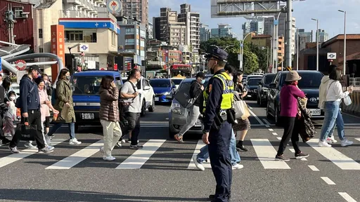 連假最後一天！陽光露臉人潮湧現　淡水警疏導交通維持順暢