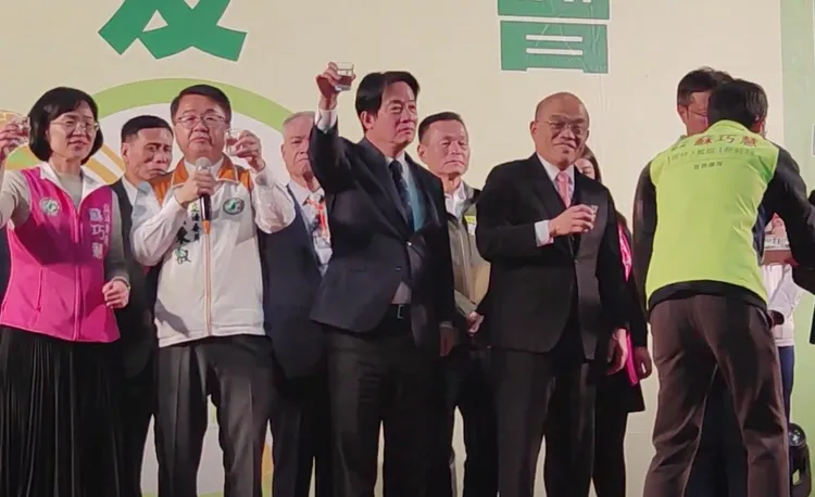 行政院前院長蘇貞昌昨天參加子弟兵、立委吳秉叡的「秉友會」新春團拜，連連副總統賴清德都到場。吳秉叡辦公室提供