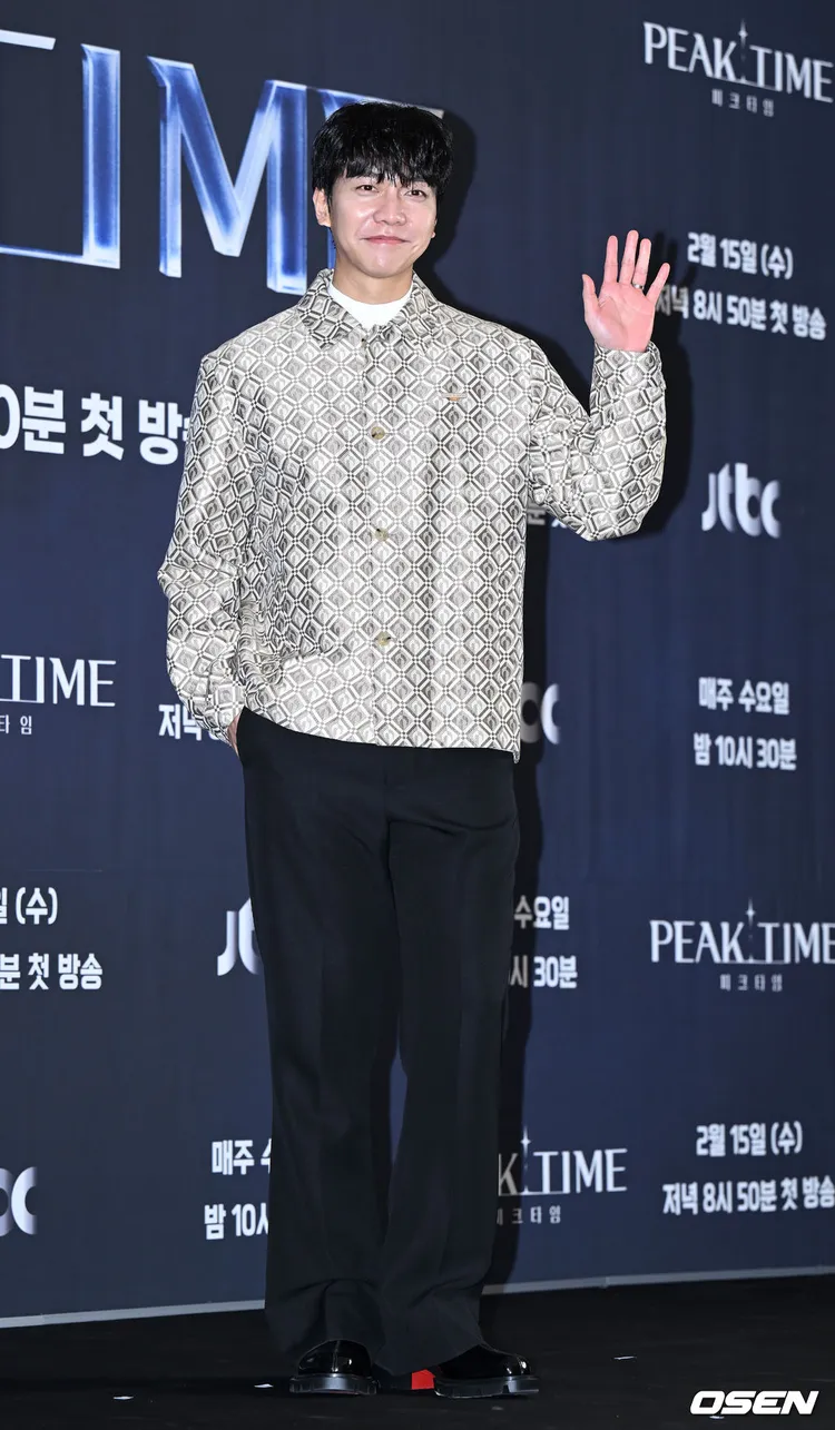 準新郎官李昇基臉上掛滿笑容，記者會上提到結婚心情。翻攝OSEN