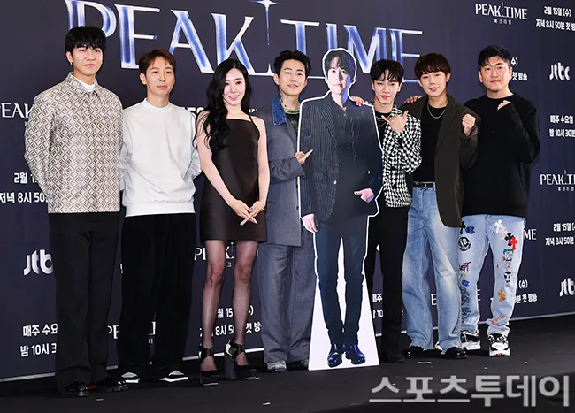 評審團李昇基（左起）、沈在元、Tiffany、朴載範、李起光、金聖圭、Ryan S. Jhun現身記者會，圭賢因行程原因缺席，以看板代替。翻攝sportstoday