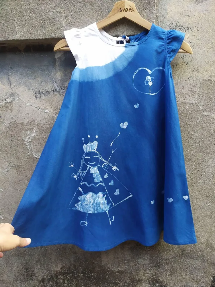 5歲女兒手繪圖案製作藍衫。 王南琦提供