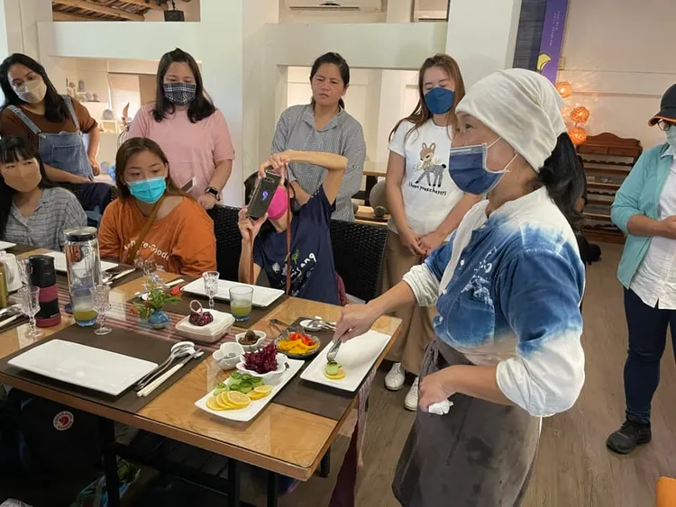 【自在染Ｘ自在食坊小春日和】雙美共學，將請芳芳主廚示範擺盤美學，每人可以DIY自己的主菜盤。 王南琦提供