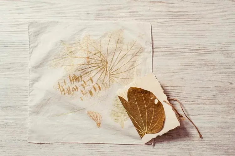 風呂敷的各種無塑運用，當領巾、包便當、包禮物、包酒瓶、當購物袋等等。 王南琦提供