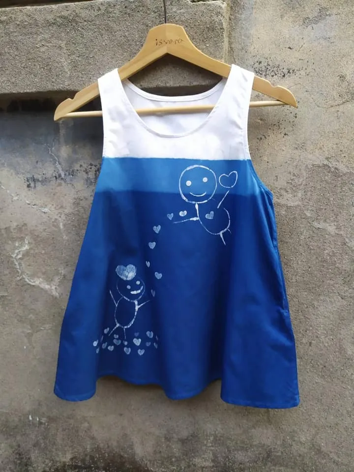 5歲女兒手繪圖案製作藍衫。 王南琦提供