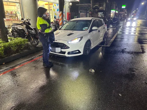 深夜引擎聲轟轟作響擾清夢　住戶怒了！擲玻璃罐一砸就中轎車前擋玻璃