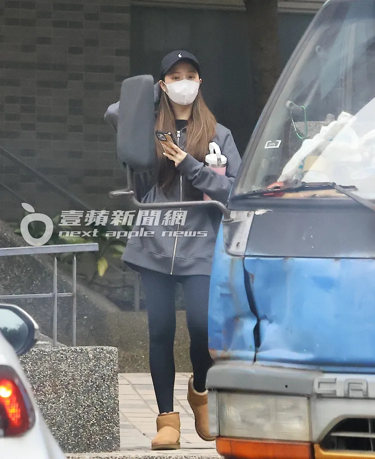 娣娣當天一身黑，低調裝扮出門上課。特勤中心攝