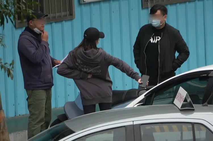 娣娣（中）將手放在腰上伸展筋骨，與教練及同學聊天。特勤中心攝