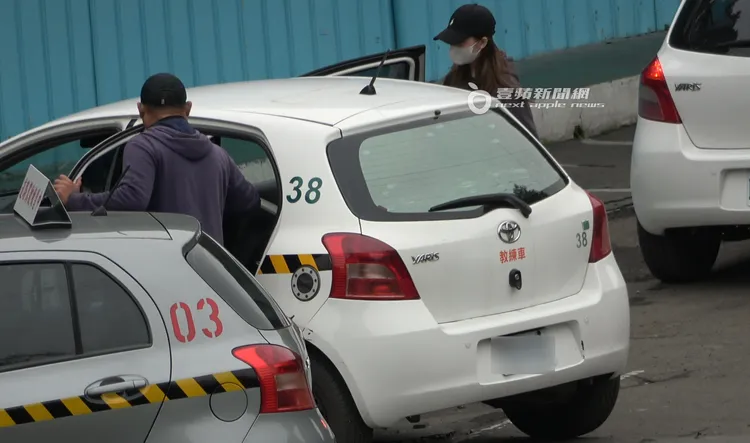 隨後娣娣（右）坐上教練車準備上課。特勤中心攝