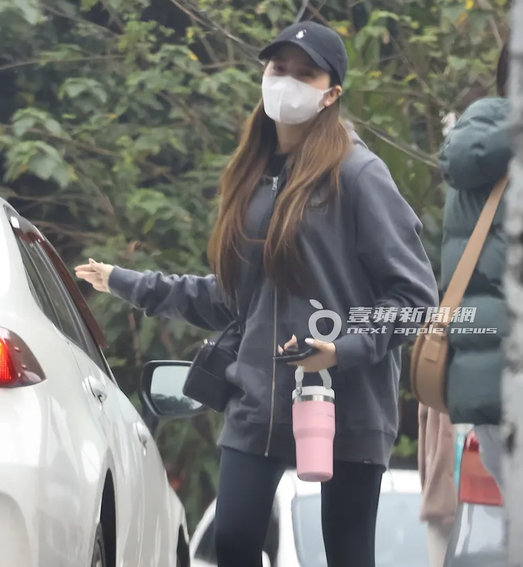 一到駕訓班，娣娣提著水壺，小跑步向記者打招呼。特勤中心攝