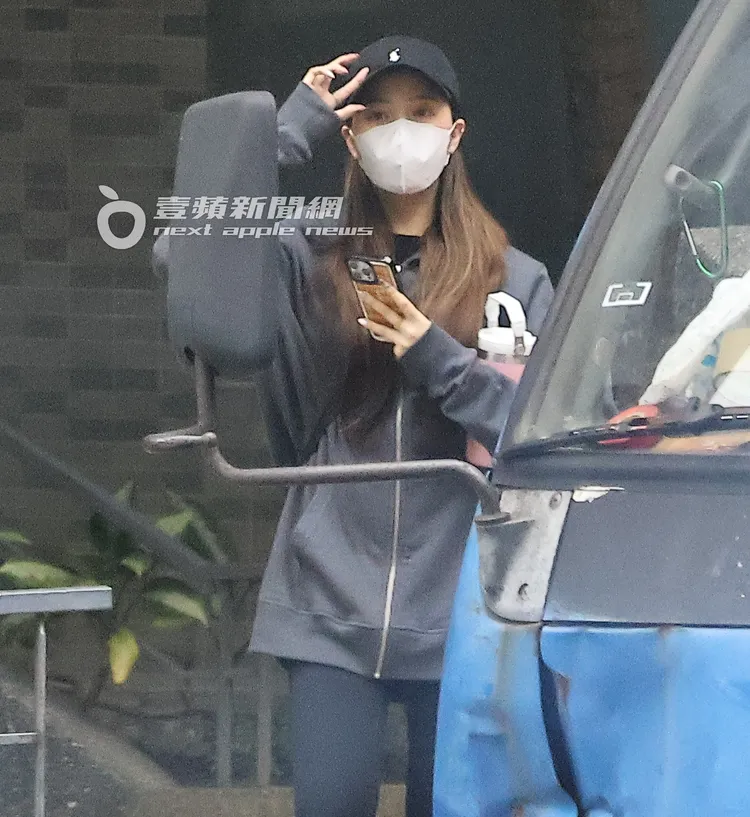 娣娣一手扶正帽子，邊走出社區大門上車。特勤中心攝