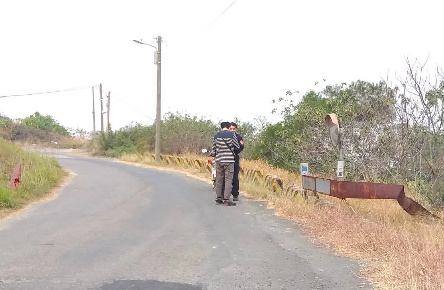自小客從沿晶富休閒農場私設道路衝下山坡,車身嚴重毀損。翻攝畫面