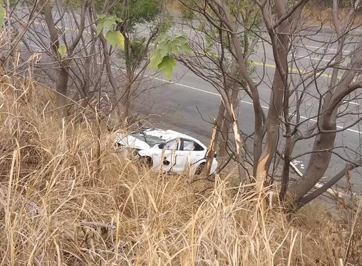 離奇！汽車衝下邊坡釀1死2傷　車內彈出一把西瓜刀