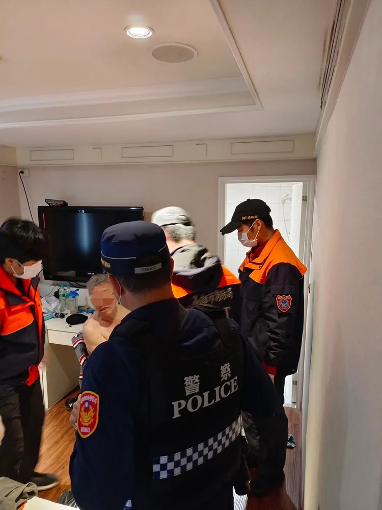 警消破門而入，救出卡在旅館浴缸裡的林翁，並扶一臉驚恐的他到房內休息。讀者提供