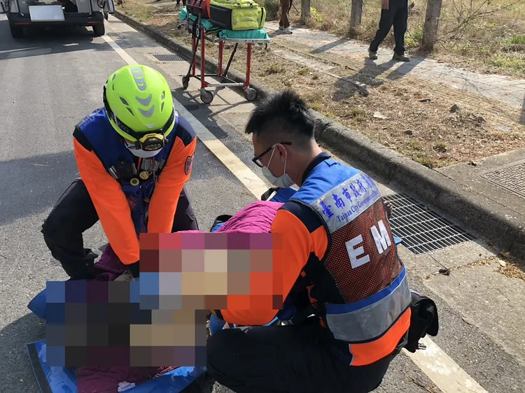 警消探視陳男情況，但他已明顯無氣息。讀者提供