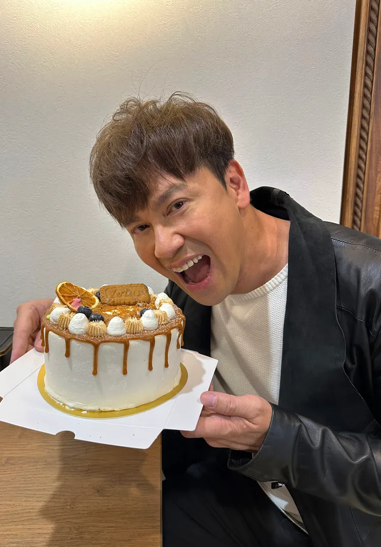李聖傑笑納生日蛋糕。華納音樂提供