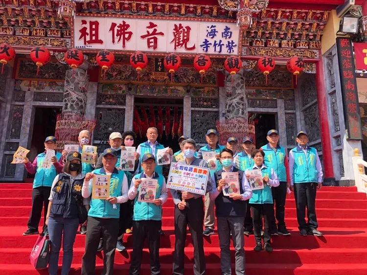 旗山分局長劉文雄(中、舉牌者)率領防詐宣導團隊，前往「2023高雄內門宋江陣」活動會場，以有獎徵答方式宣導反詐騙。翻攝畫面