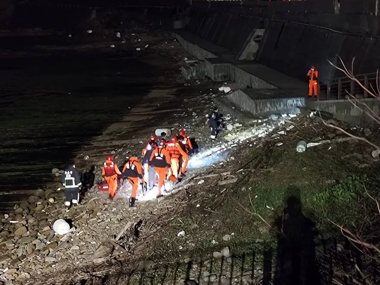 因現場地處偏遠，加上天色昏暗，地面又十分濕滑，警消與海巡人員找了許久，才找到患者。翻攝畫面