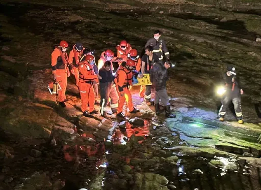 新北男瑞芳南雅漁港磯釣 突中風!警消涉水搶救送醫救治