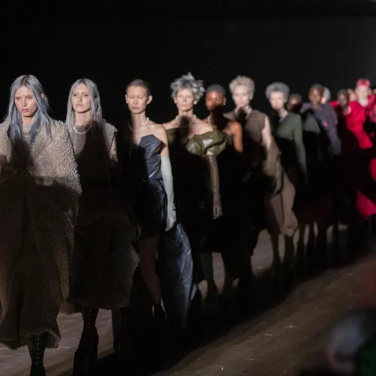 MARC JACOBS新發表2023春季「英雄」系列，致敬去年12月去世的英國「龐克教母」Vivienne Westwood。翻攝marcjacobs IG