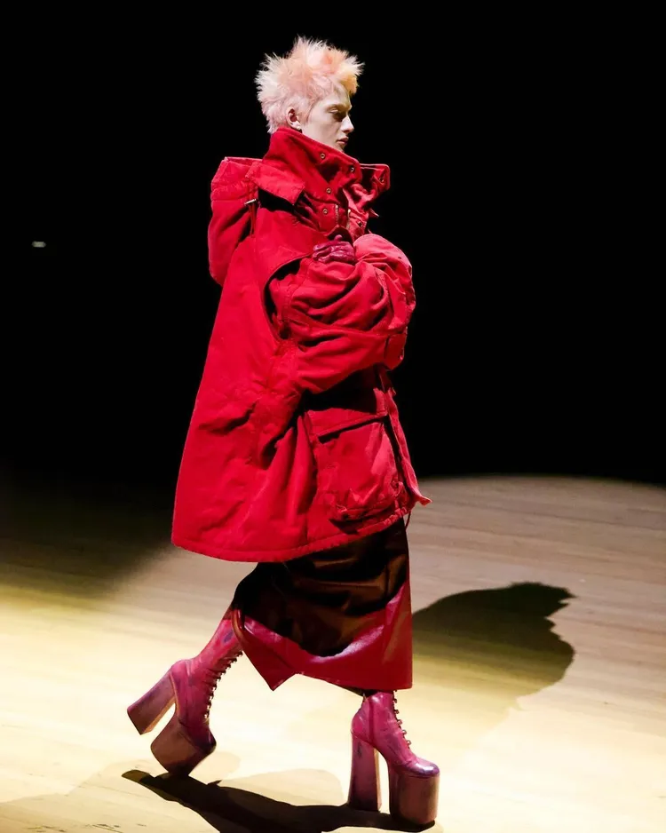 MARC JACOBS新發表2023春季「英雄」系列，龐克風格造型的模特兒叉著雙臂模仿Vivienne Westwood挑釁無畏姿態。翻攝marcjacobs IG