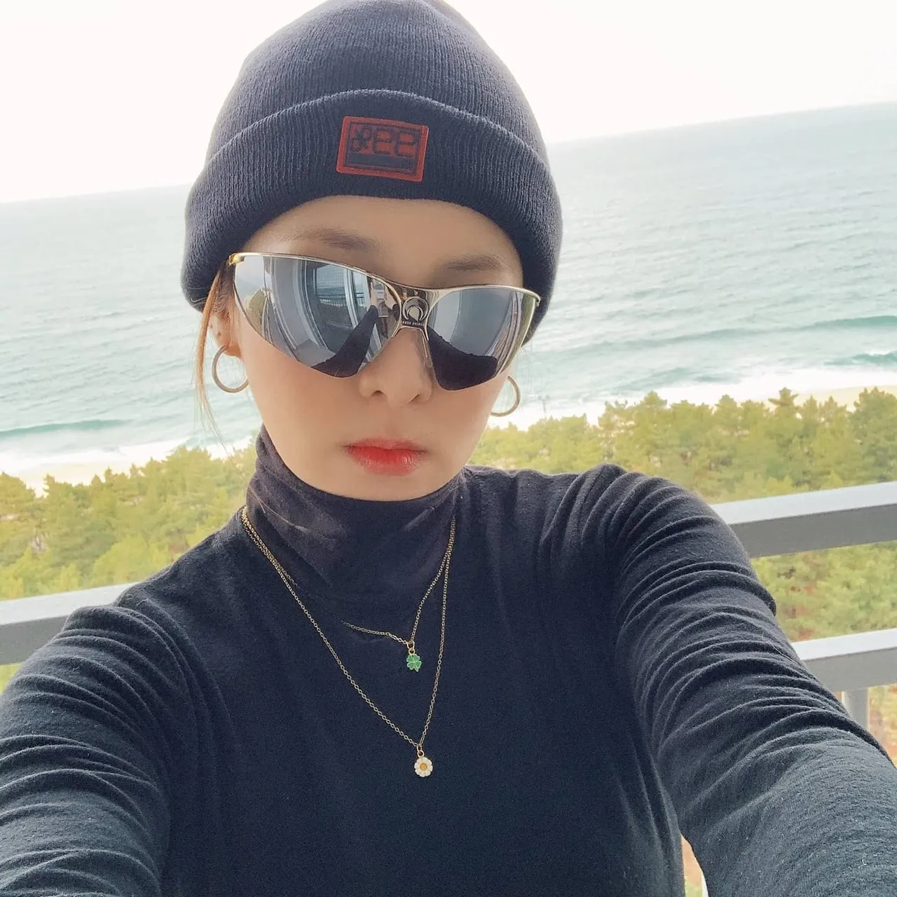 韩团「2NE1」成员DARA也相中了WILHELMINA GARCIA的小雏菊项链。翻摄daraxxi IG