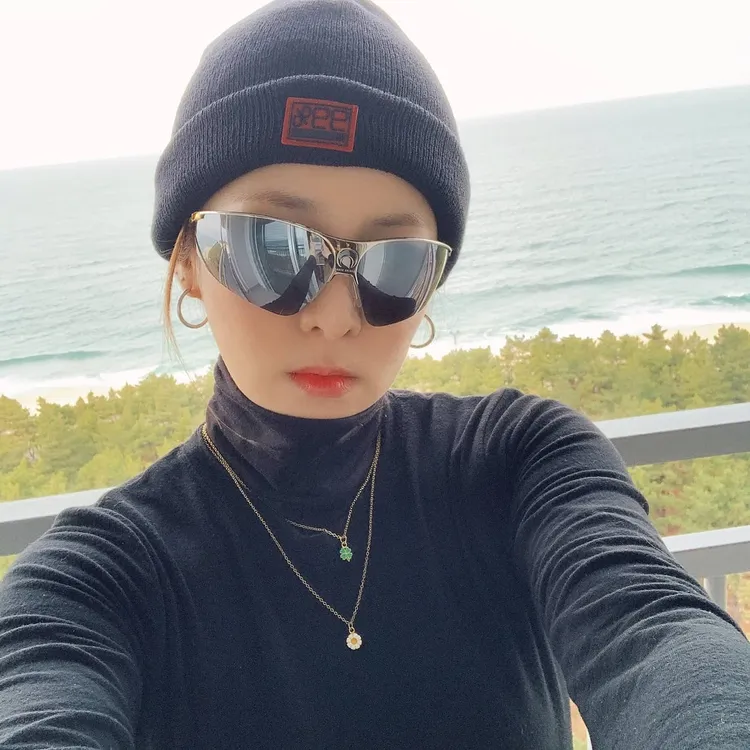 韓團「2NE1」成員DARA也相中了WILHELMINA GARCIA的小雛菊項鍊。翻攝daraxxi IG