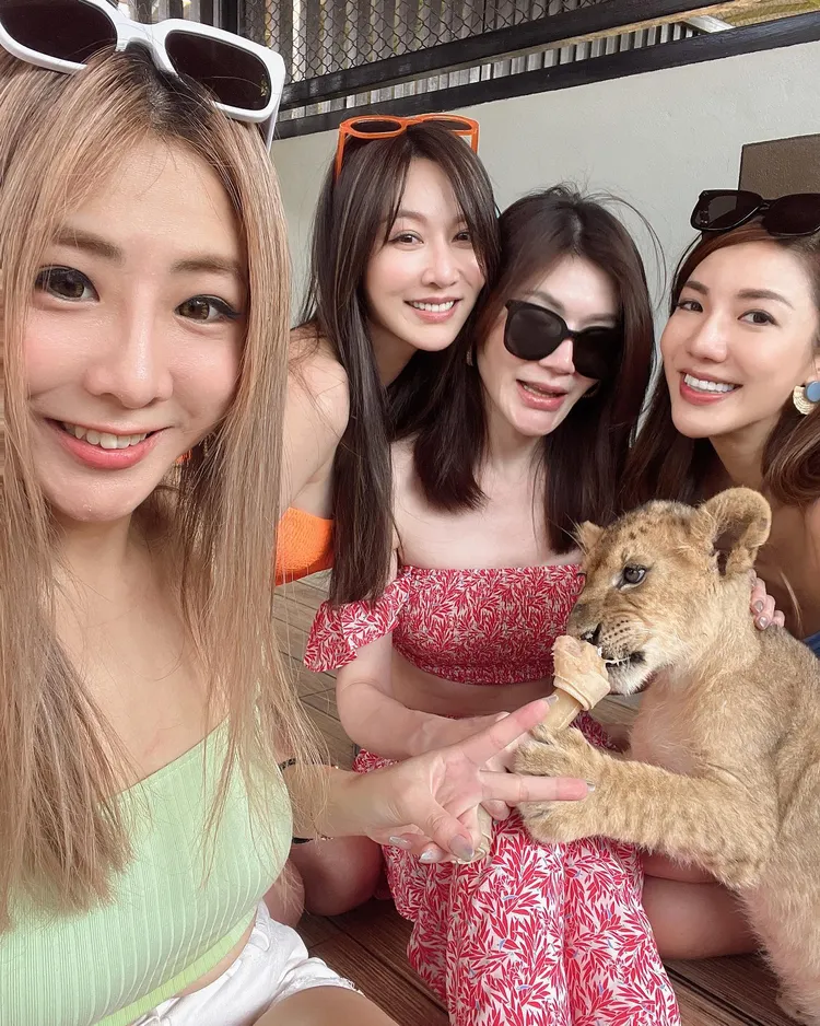 曾莞婷拍下她拿著奶瓶親餵小獅王照，並附上和姊妹們圍繞著小獅子合影照片，並問道：「這團是不是好香～。」翻攝《曾莞婷》粉絲頁