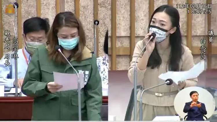 白喬茵（右）在議場質詢高市觀光局長高閔琳，質疑動物園認養專戶善款流向。翻攝白喬茵臉書