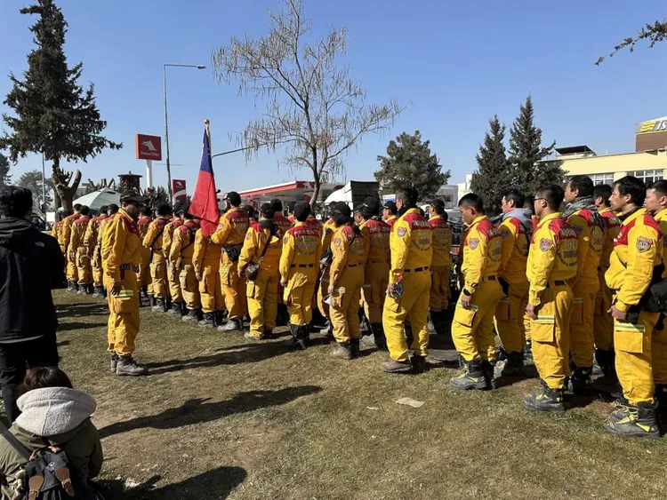 台灣搜救隊12日傍晚結束搜救任務，全體列隊向災區致敬，並進行分批撤離，全隊預計於15日返國。消防署提供
