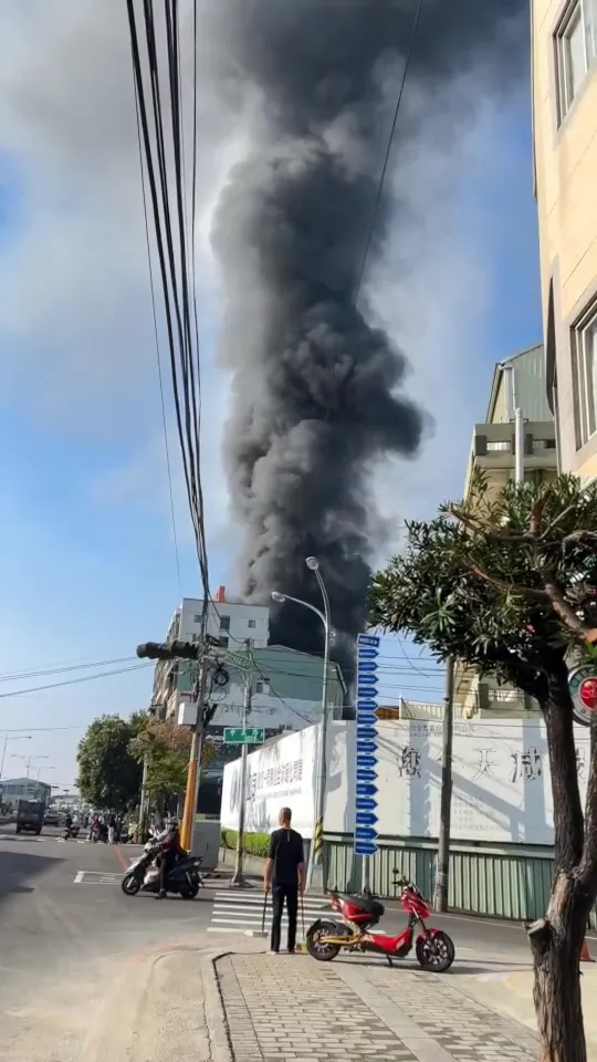 台中市霧峰區容器工廠火警，遠遠就可看到濃煙向上竄。翻攝記者爆料網