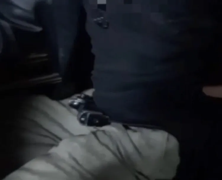 鄭男將槍枝插於腰際。翻攝畫面