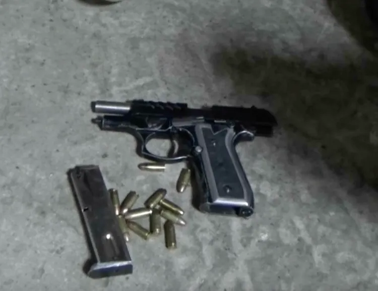 警方於鄭男身上查獲槍枝及子彈。翻攝畫面