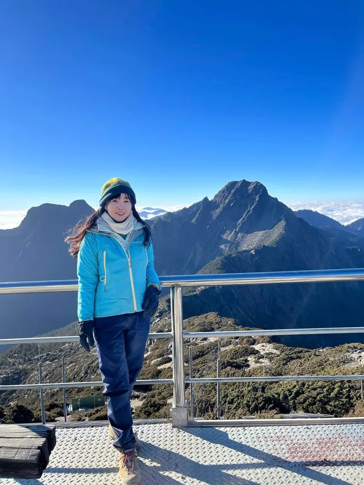 在玉山氣象站與玉山合影。鄭姓女登山客授權使用
