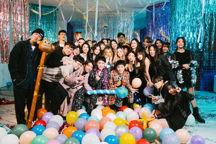 展榮、展瑞找來眾多網紅助陣MV。華納音樂提供