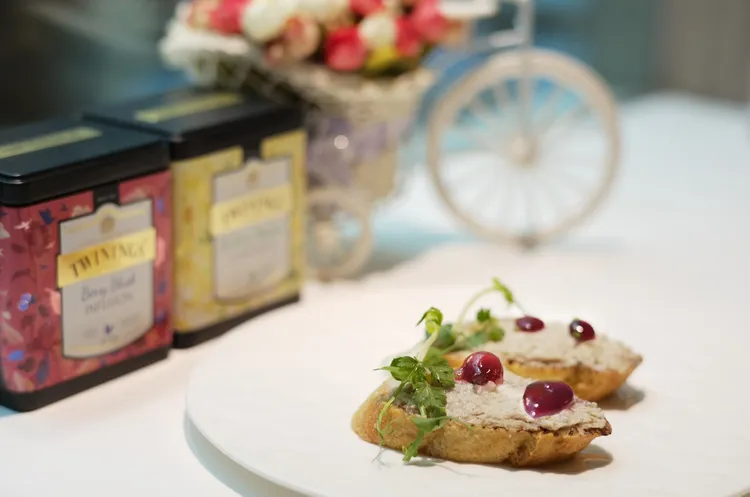 Twinings Ｘ大地酒店聯名下午茶-法式豬肉醬普切塔草莓芒果晶球。大地酒店提供