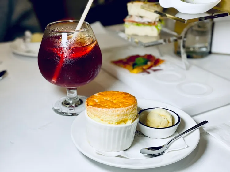 主廚現烤橙香舒芙蕾搭香草冰淇淋與特調飲品「胭脂莓果橙香冰茶」。曾仲葳攝