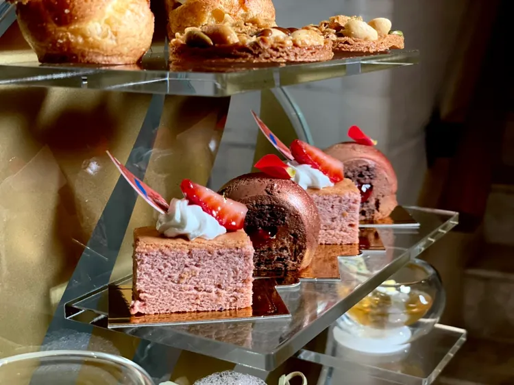 胭脂霓虹輕乳酪與四紅花果巧克力慕斯。曾仲葳攝