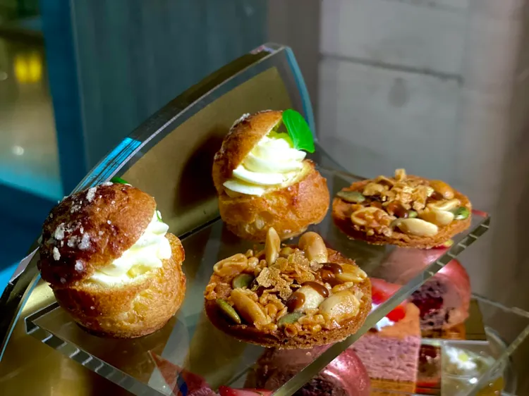 柑橘泡芙與焦糖堅果塔。曾仲葳攝