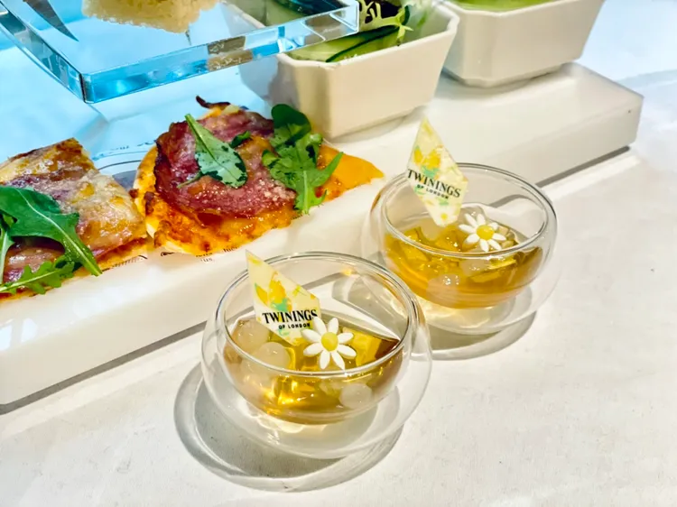 晨光洋甘菊晶凍融入「TWININGS鉑金系列晨光草原甘菊花茶」風味，入口清香。曾仲葳攝
