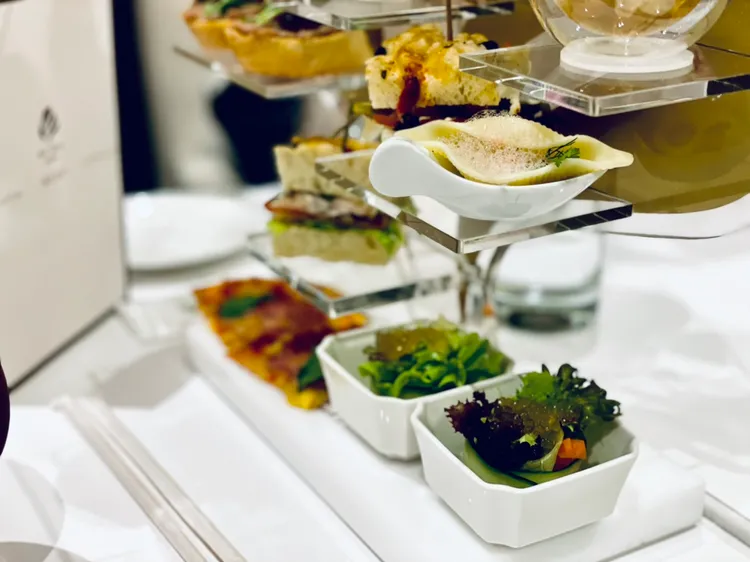 大地花園沙拉佐薄荷檸檬晶球，利用分子料理手法將TWININGS花果茶液化變成晶球，並搭配在地蔬食。曾仲葳攝