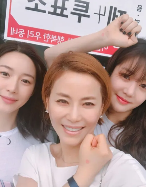 甄美里（中）的一雙女兒李侑菲（右）、李多寅也都朝演藝圈發展演戲。翻攝李多寅IG