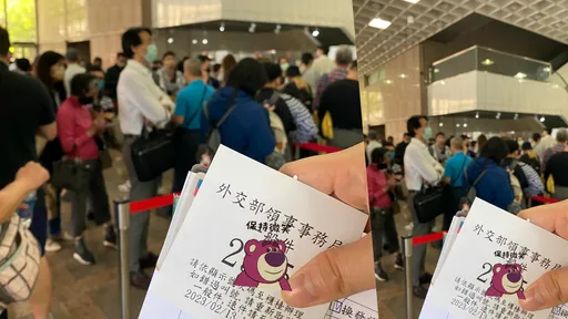 換護照人潮炸裂!2網紅曝排隊慘況 她崩潰:比特賣會可怕10倍